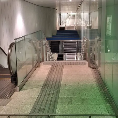 ガラスと光の交錯路