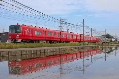 水鏡に映る赤い列車