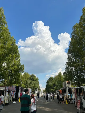 空まで届きそうな雲とフードカー