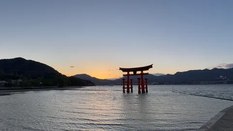 夕暮れの特等席、水上の鳥居