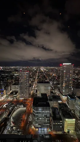 雲間にひらく夜の街