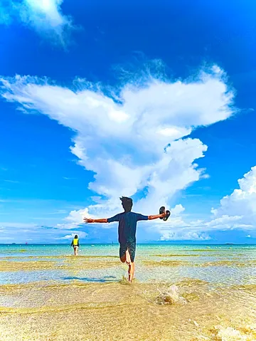 夏の空、ハートの雲と海を走る