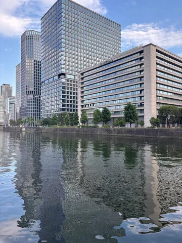 都会の水辺に映る、光と影のシンフォニー