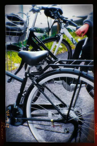 自転車と、ひょっこりな手