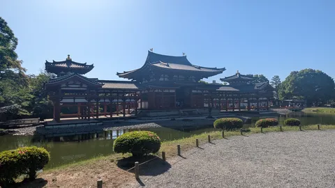 陽光に映える雅な建築美