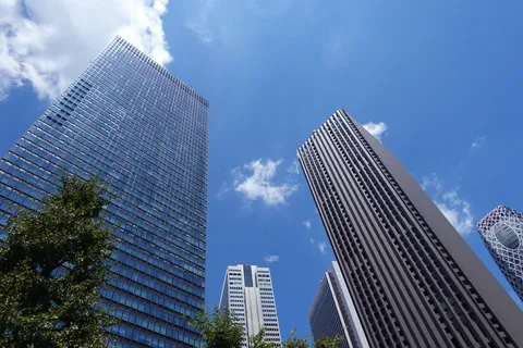 青空と摩天楼のコントラスト