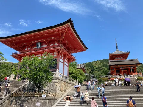 鮮やかな赤と青、古刹の風景