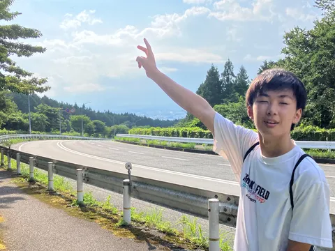 空へと伸びる、夏の道
