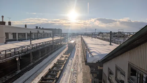 陽光降り注ぐ雪の線路