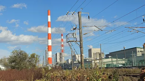 赤白の塔と線路の風景