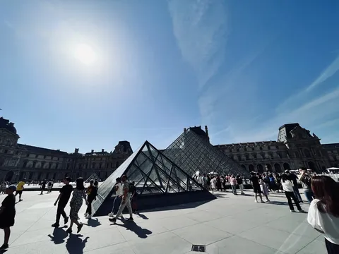 青空に浮かぶガラスの光