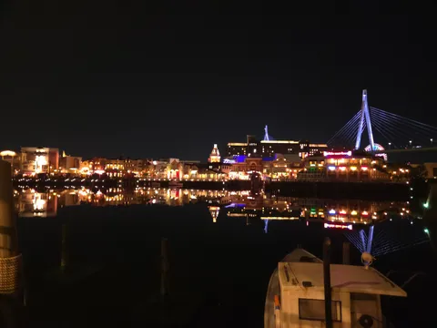 夜景に映る幻想的なリフレクション