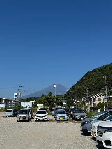 青空と影の並ぶ駐車場