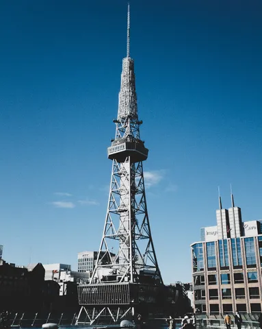 空にそびえる鉄塔の雄姿