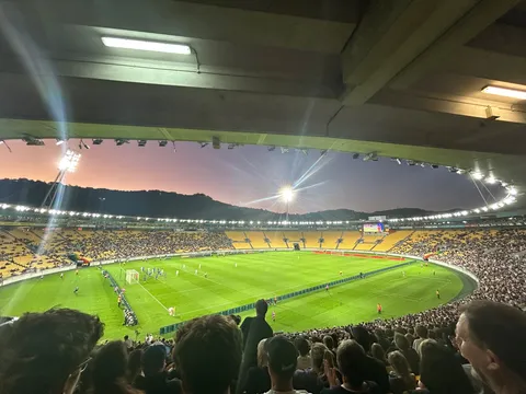 スタジアムに灯る夜空と熱狂