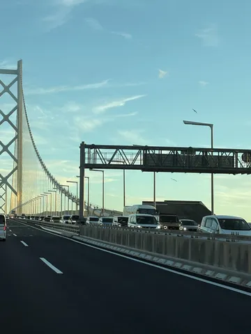 橋に繋がる未来への渋滞