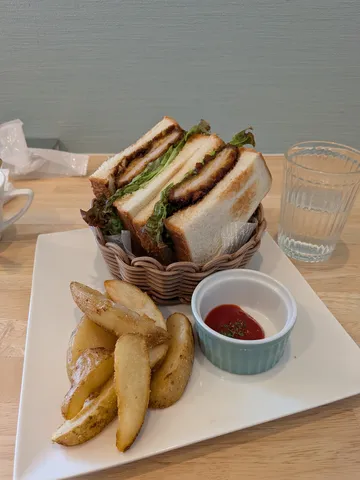 カフェでのんびりランチ
