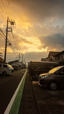 夕暮れの街に鳴る静かな光