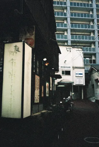 路地裏、時の流れを感じる景色