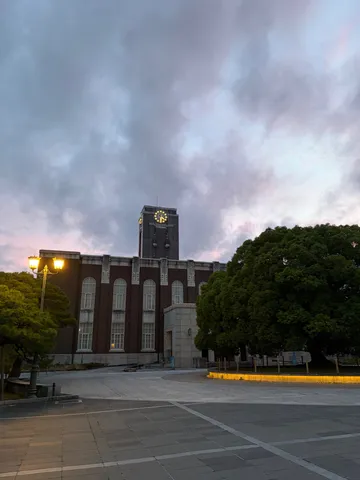 時を刻む時計塔と夕暮れの空