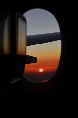 翼の合間、燃えるような夕日
