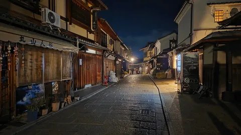 古都の夜、石畳の道