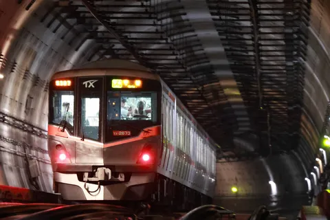 トンネルを抜けるTX