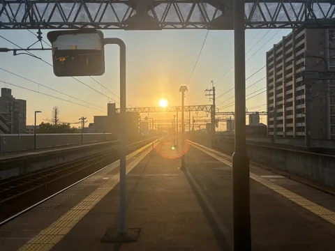 朝焼けのプラットホーム