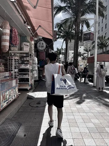 南国の日差しと街の営み