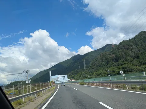 緑深き山道、工場と青空