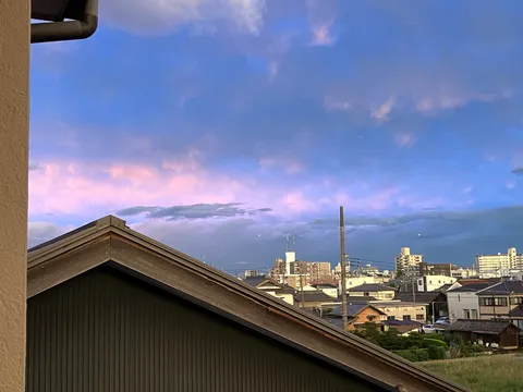 茜色の空と街並み