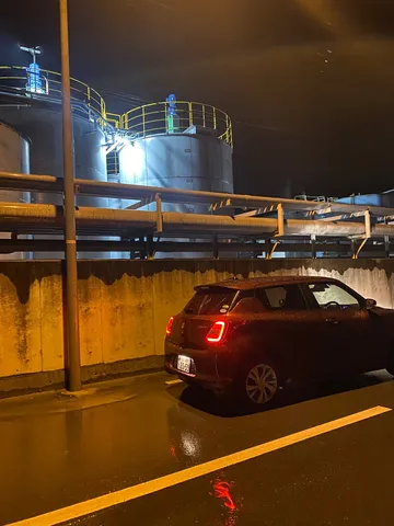 雨夜の工業地帯と相棒