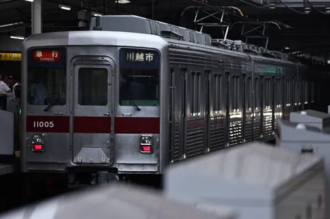 都会の通勤風景、静かに停車