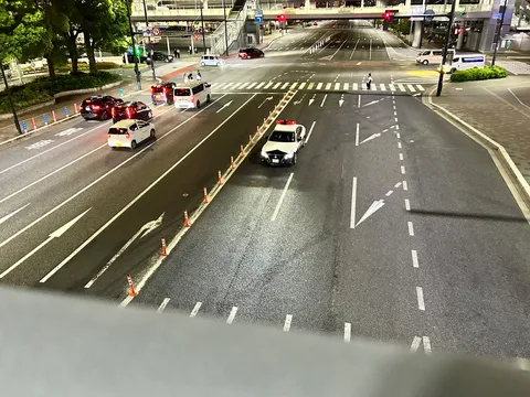 信号待ちの静かな交差点