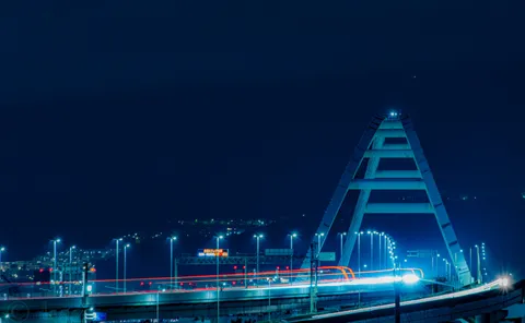 光の軌跡とアーチ橋の夜景