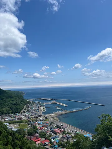 坂道と港町の青い風景