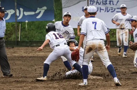 土埃と駆け引きの一瞬