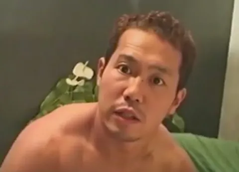 花と緑の間で目を引く瞬間