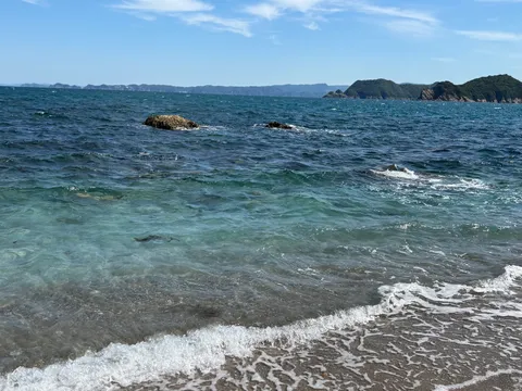 青い海と遠い緑の島影
