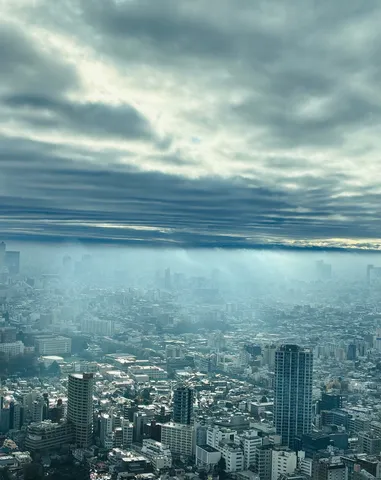重厚な雲のカーテン、都市の光
