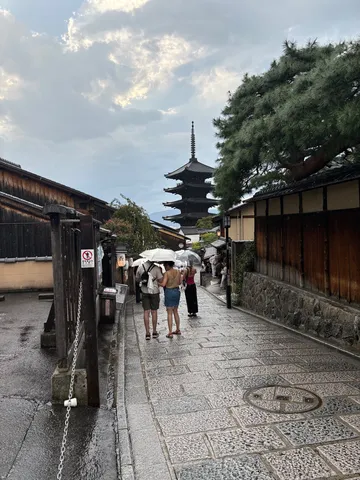 雨の石畳と五重塔