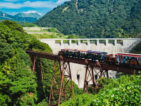 山あいを走る空中列車