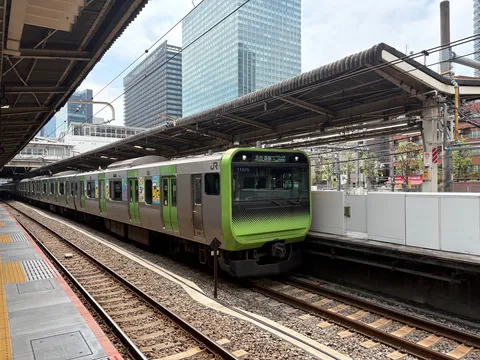 高架駅に走る緑の列車