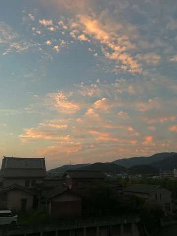 茜色に染まる夕暮れの町並み