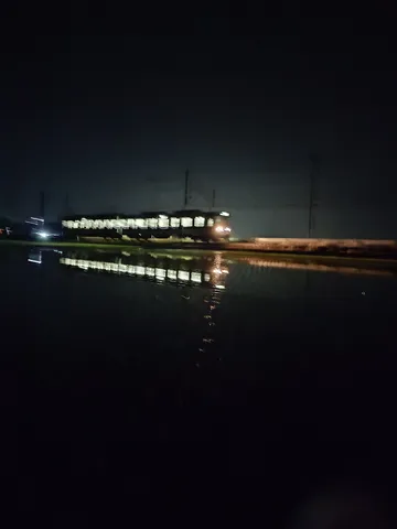 水面に映る夜行列車