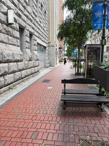 雨上がりの石畳とベンチ