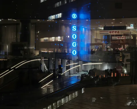 夜の青い縦看板の未来感