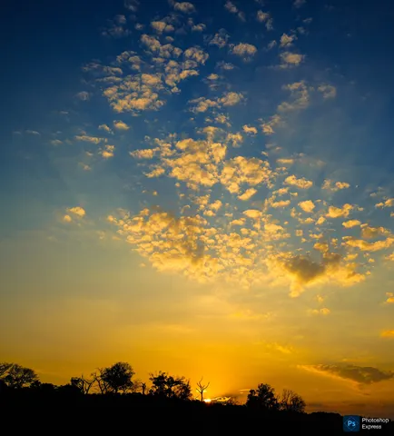 空と大地、燃えるような夕焼け