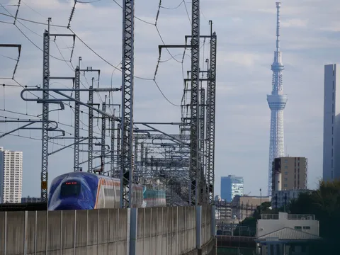 未来へ疾走する鉄路の風景