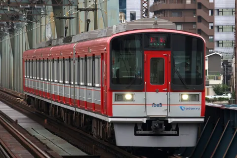 鉄橋を渡る、赤い真面目さん